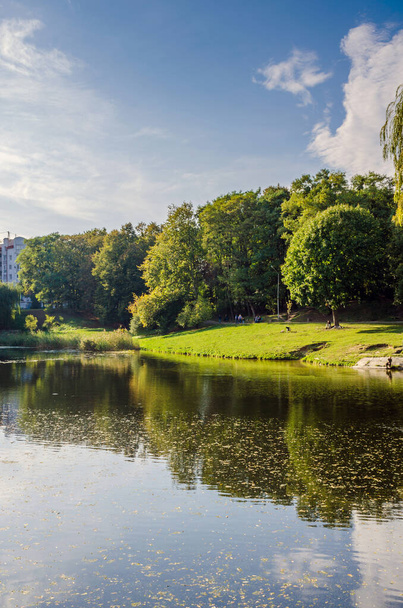 Stadtpark an einem warmen und sonnigen Tag während der Herbstsaison. Landschaft erfüllt von Sonnenlicht - Foto, Bild