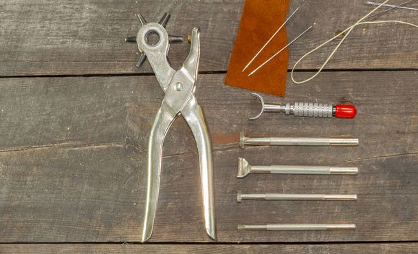 Kit de instrumentos de cuero. Conjunto plano. Sellos de herramientas de cuero usados para taller de cuero hecho a mano. - Foto, imagen