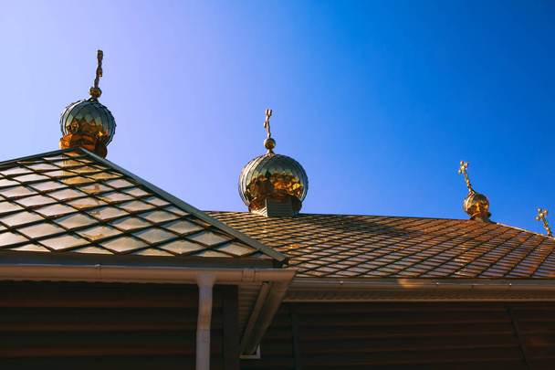 куполи з хрестами на церковному даху
  - Фото, зображення