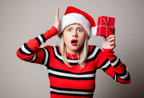 Estilo menina no chapéu de Natal com caixa de presente no fundo cinza - Foto, Imagem