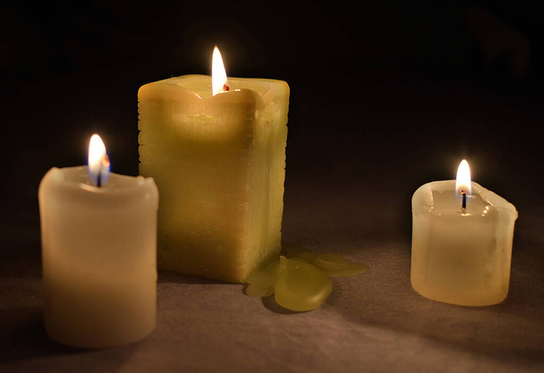 3 bougies allumées et brillantes dans l'obscurité - Photo, image