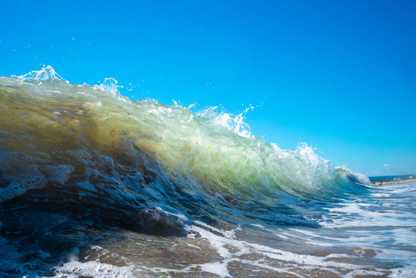 Meri-aalto lähikuva, matala kulma näkymä, Sunrsie shot. - Valokuva, kuva
