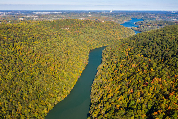 Узкое ущелье реки Чит, смотрящее вниз к озеру в Западной Вирджинии осенью - Фото, изображение