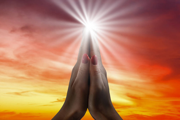 Mani unite che pregano nel cielo luminoso - Foto, immagini