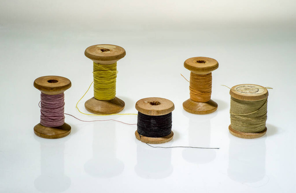 разноцветные нити на старых рулонах - Фото, изображение