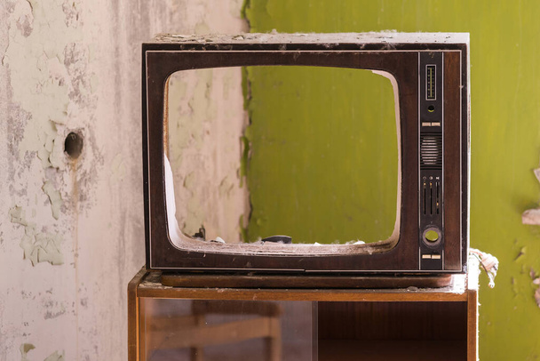 Pripyat, Çernobil bölgesindeki eski bozuk televizyon, terk edilmiş şeyler. - Fotoğraf, Görsel