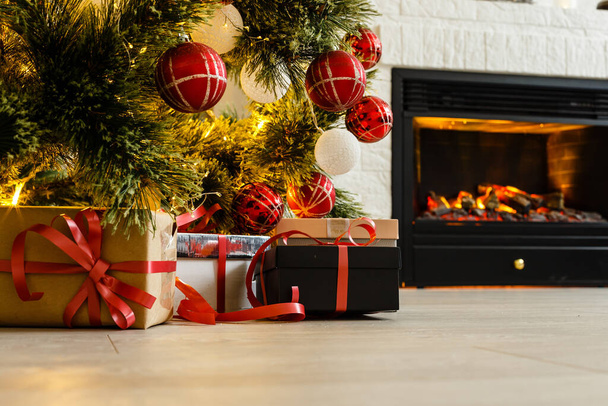Vánoční scéna se stromem dárky a oheň v pozadí - Fotografie, Obrázek