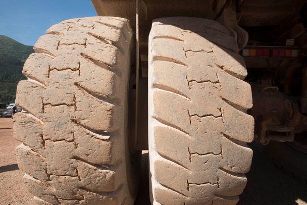 velké pneumatiky užitkových vozidel v dopravě a automobilové dopravě - Fotografie, Obrázek
