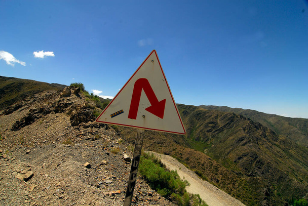 кривая на дороге и дорожный знак как предупреждение - Фото, изображение