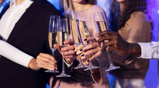Onherkenbare mensen die Champagne glazen klappen Feest vieren Indoor, Panorama - Foto, afbeelding