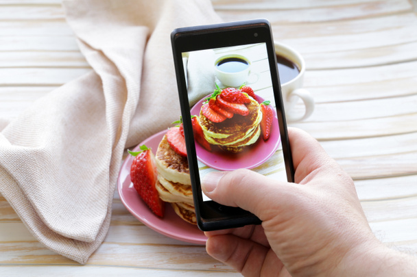Фото со смартфона - блины на завтрак со свежей клубникой
 - Фото, изображение
