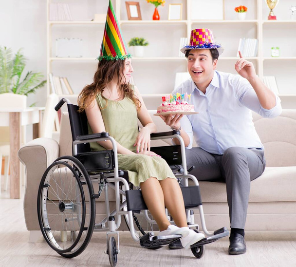 Família jovem celebrando aniversário com pessoa com deficiência - Foto, Imagem