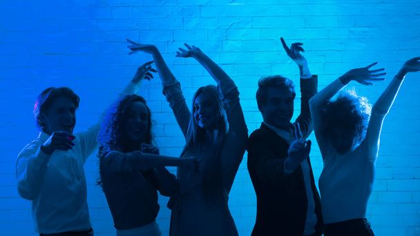 Молоді чоловіки і жінки танцюють у нічному клубі в приміщенні, панорама - Фото, зображення