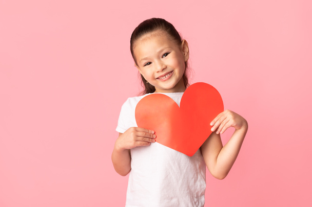 Asiatique fille tenant rouge papier coeur dans les mains - Photo, image