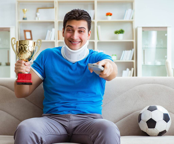 Mann mit Nackenverletzung schaut Fußball zu Hause - Foto, Bild
