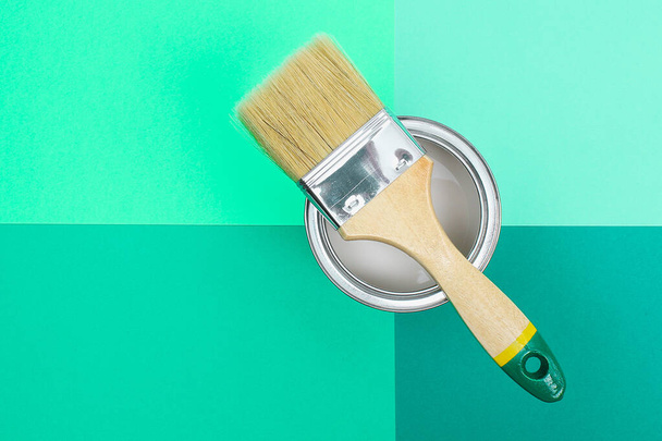 Open paint enamel cans on green palette samples. - Foto, afbeelding