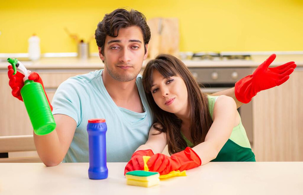 Νεαρό ζευγάρι που εργάζεται στην κουζίνα - Φωτογραφία, εικόνα