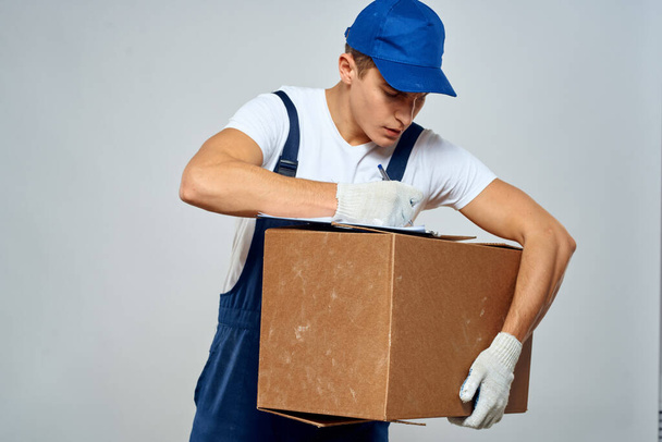 手に箱を持つ男の労働者宅配サービス梱包サービス - 写真・画像