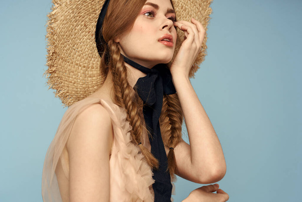 Романтичная девушка в соломенной шляпе на сером фоне и модель эмоций черной ленты сарафана - Фото, изображение