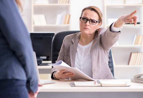 Angry boss dismissing employee for bad underperformance - Fotoğraf, Görsel