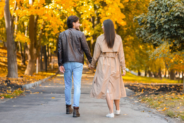Los amantes de pasar tiempo juntos en el bosque de otoño, caminando por - Foto, Imagen