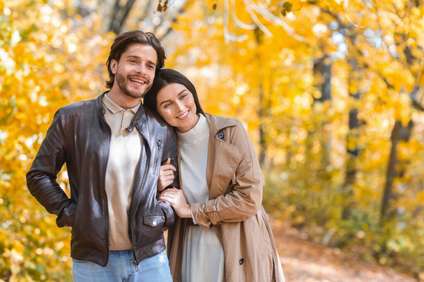 Couple paisible jouissant de la beauté de la forêt d'automne ensemble - Photo, image