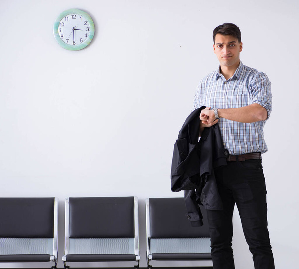 Человек нервно нетерпеливо ждет в вестибюле - Фото, изображение