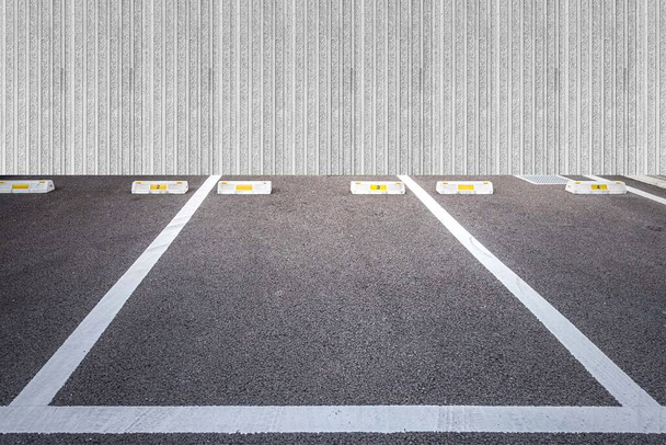 Aparcamiento vacío, Estacionamiento con marca blanca, Carril de estacionamiento al aire libre en el parque público - Foto, imagen