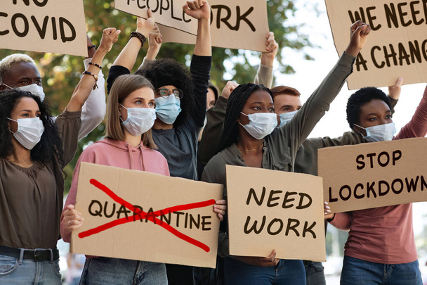 Международная группа людей в масках протестует против карантина - Фото, изображение