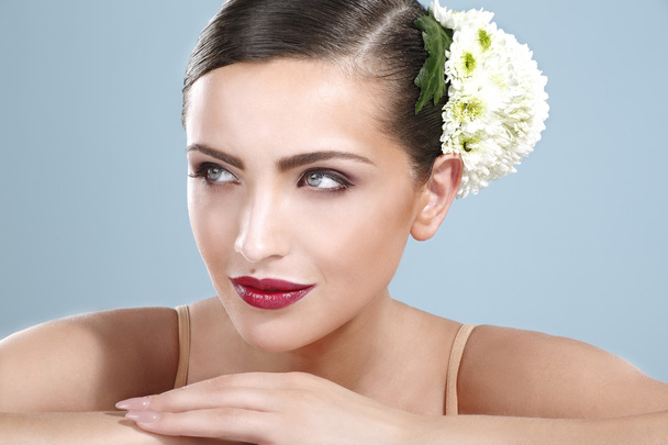 beauty shot of smiling woman with   flowers accessories  - Zdjęcie, obraz