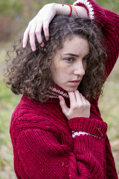 Girl in a warm sweater in an autumn park - Fotó, kép