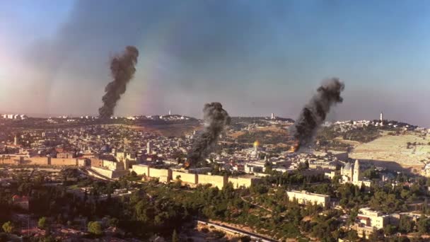 Jerusalem in War with smoke and jet- air viewLive drone Filmagem de ação com elementos de efeito visual, cidade velha, leste de Jerusalém- 4K  - Filmagem, Vídeo