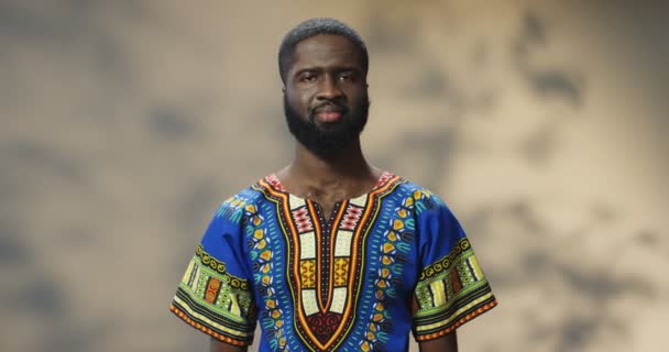 Portré felvétel vidám afro-amerikai fiatal jóképű férfi szakállas kék hagyományos ing mosolygott a kamera. Pozitív hangulat. Boldog elégedett srác mosollyal. - Felvétel, videó