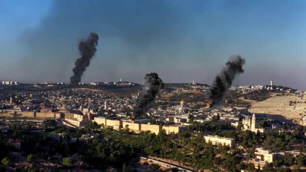 Jerusalem in War with smoke and jet- air viewLive drone Akční záběry s prvky vizuálního efektu, staré město, východní Jeruzalém-4K  - Záběry, video