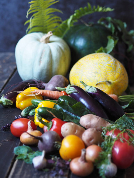 Autumn harvest.Free copy space. Various natural vegetables and fruits, grown in the country, on a dark wooden background. Autumn harvest. Free copy space. - Fotoğraf, Görsel