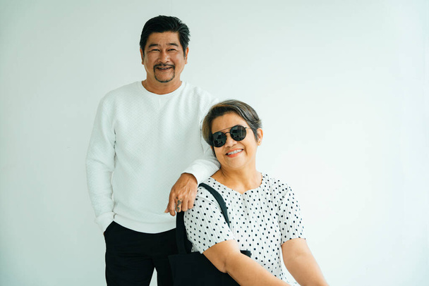 Ritratto di moda di anziani anziani cool coppia in camicia bianca isolare su sfondo. - Foto, immagini