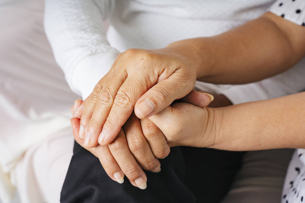Κοντινό πλάνο - ηλικιωμένο ηλικιωμένο ζευγάρι που κρατιέται χέρι-χέρι με φροντίδα και υπόσχεση. - Φωτογραφία, εικόνα