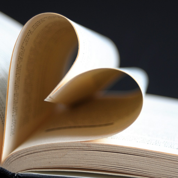 σελίδες ενός βιβλίου καμπύλο σε μια καρδιά - Φωτογραφία, εικόνα