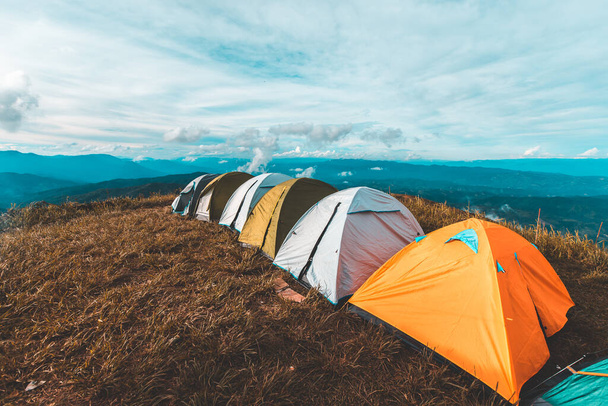 toeristische tent kamperen in de bergen - Foto, afbeelding