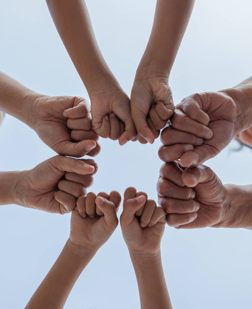 Азійська сім'я підтримує один одного. З "єднуйтесь руки, показуючи єдність і спільну працю.. - Фото, зображення