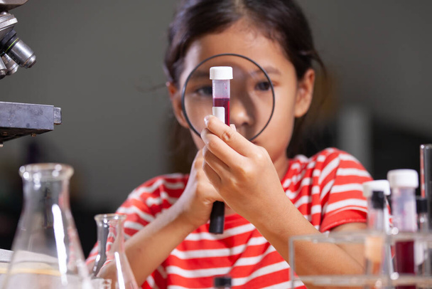 Menina asiática fazendo experimento químico no laboratório. - Foto, Imagem