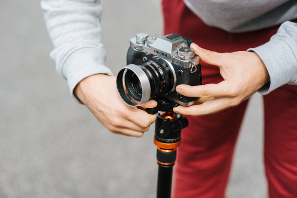 A closeup shot of a photographer shooting with a camera on a tripod - Fotoğraf, Görsel