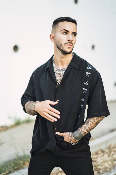 A vertical shot of a young European male with tattoos - Fotografie, Obrázek