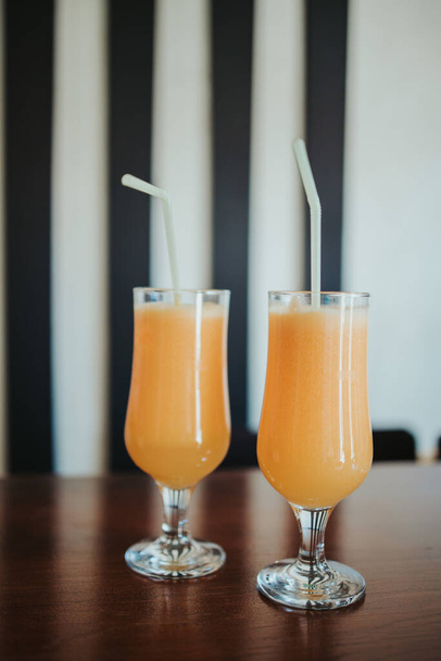 A vertical shot of smoothies in glasses with straws - Foto, Bild