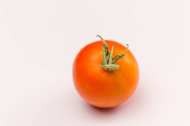 A closeup shot of tomato isolated on white background - Foto, afbeelding