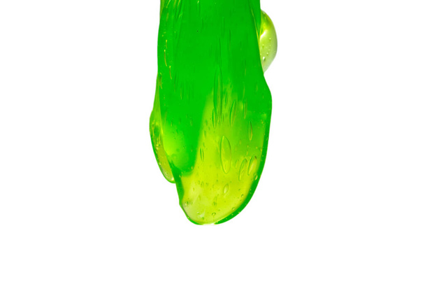 白に隔離された緑の粘菌。スペースのコピー.  - 写真・画像