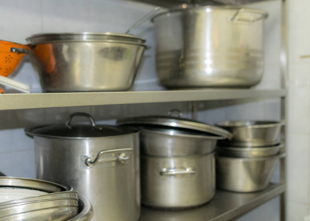 schoolkeuken kantine, metalen potten en schalen, kantine apparatuur, catering inrichting, school keuken - Foto, afbeelding