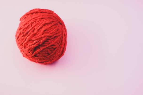 A high angle shot of a ball of red yarn - Foto, afbeelding