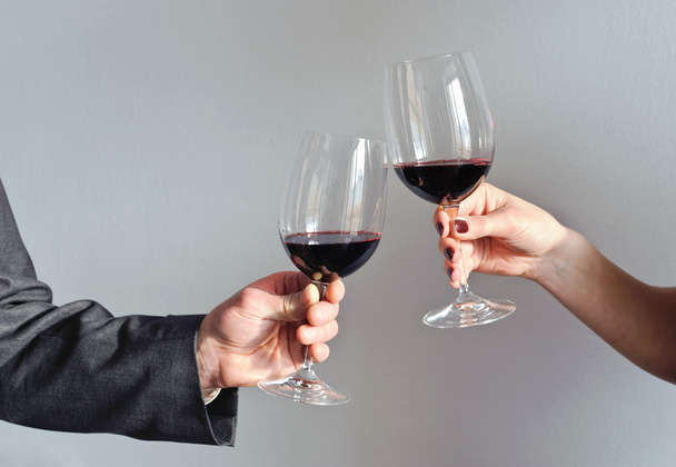Manos sosteniendo copas de vino
 - Foto, Imagen