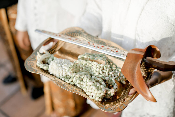 Keris vagy kard és virág a jávai kultúra esküvő indonéziában - Fotó, kép